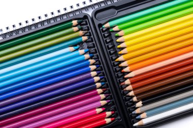 İki satırda renkli kalemler.