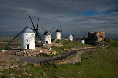 Consuegra kasabasının yukarısında, arka planda kalesi olan bir grup yel değirmeni..