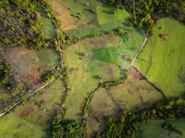Sabahın erken saatlerinde dağ otlaklarının havadan görünüşü