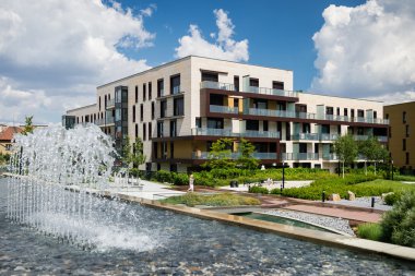 Blok daireler sıcak yaz günü sırasında su buhar ile kamu Park