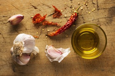 malzemeler sarımsak, yağ ve acı biber ahşap kesme tahtası üzerinde