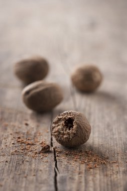 sert ahşap masa üzerinde küçük hindistan cevizi Karpuzu, closeup ile toz Hindistan cevizi ile natürmort