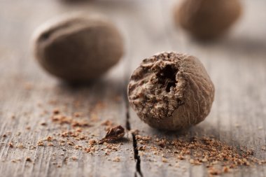 sert ahşap masa üzerinde küçük hindistan cevizi Karpuzu, closeup ile toz Hindistan cevizi ile natürmort