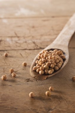 tahta kaşık ve ahşap arka plan, portre yönelimli organik nohut