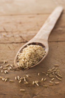 tahta kaşık ve ahşap arka plan, portre yönelimli organik basmati pirinç