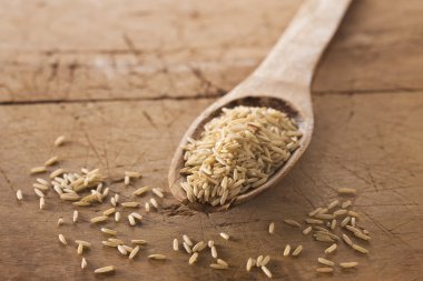 Tahta kaşık ve ahşap arka plan, peyzaj odaklı organik basmati pirinç