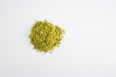 küçük bölümünü fıstıklı kırıntıları, beyaz arka plan üzerinde Üstten Görünüm