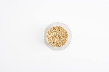 küçük bir kısmı küçük kase ezilmiş badem, beyaz arka plan üzerinde Üstten Görünüm