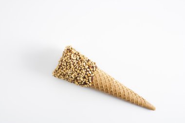 Beyaz arka plan üzerinde dondurma koni çikolata ve fındık ile Üstten Görünüm