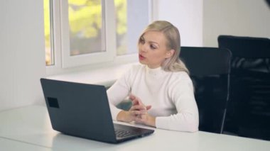 Milenyum kadını evde bilgisayarla görüntülü konuşma yapıyor. Bilgisayarda web kamerasıyla iletişim kuran genç bayan öğretmen iş görüşmesi yapıyor. Uzaklık telgrafı.