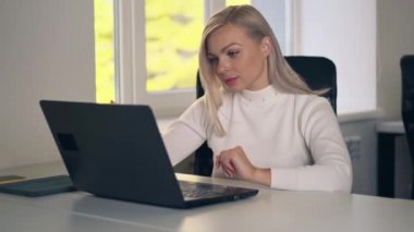 Genç bir kadın dizüstü bilgisayarla işte mola veriyor. İş kadını dizüstü bilgisayar kullanmayı bıraktı. Mutlu insan iş defterini bitir. Serbest çalışan kadın çevrimiçi işte ara verdi.