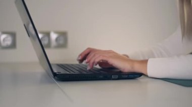 İnternette bilgisayar ve tablet kullanarak öğrenen beyaz bir kızı yakından çek. Ev ofisinin masasında oturan kadın. Evden çalışmak, uzaktan çalışmak ve evde yalnızlık.