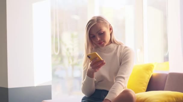 Vista Frontal Una Chica Triste Leyendo Mensaje Teléfono Acoso Cibernético — Vídeos de Stock