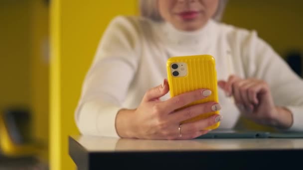 Detailní Záběr Mladé Ženy Pomocí Mobilního Telefonu Digitálního Tabletu Pro — Stock video