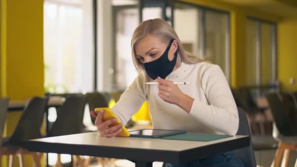 Donna Affari Maschera Protettiva Nera Utilizzare Tablet Con Penna Digitalizzata — Video Stock