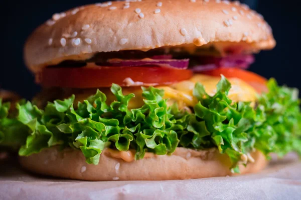 Ev yapımı burger ve kekik ve dondurulmuş bardakla patates kızartması lezzetli bir soda. Humburger pergament kağıt ve tahta tahtada servis edilir. Kapat.. 