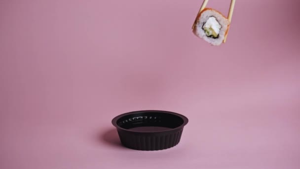 Bastoncini Sushi Legno Tenere Vari Rotolo Con Una Tazza Salsa — Video Stock