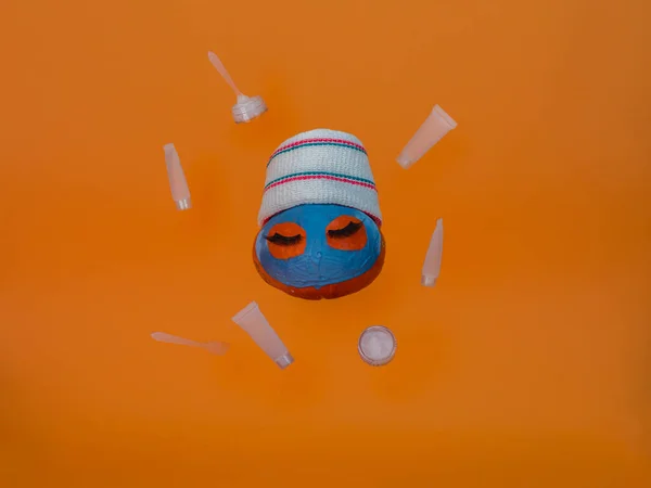 Dynia Maską Twarzy Ręcznikiem Lewituje Powietrzu Lata Pomarańczowym Tle Kopiuje — Zdjęcie stockowe