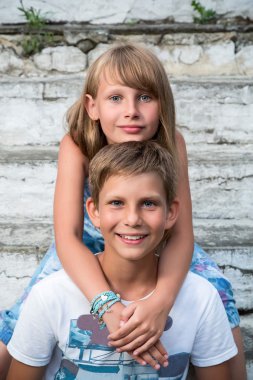 Bir çocuk ve genç kız portre.