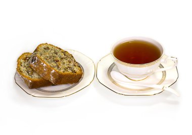 Çörek üzerinde beyaz bir arka plan ile çay seti.