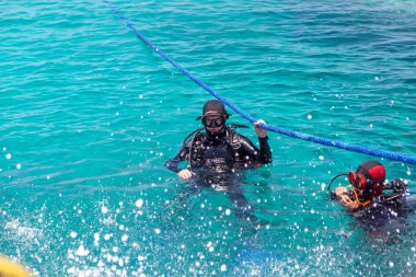Dalgıç iki, Kızıl Deniz 'deki sudaki ekipmanda.. 
