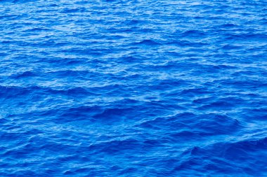 Mavi deniz dalgaları güneş ışığı