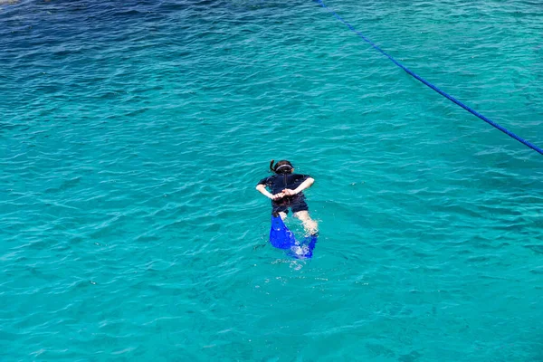 エジプト シャルム シェイク 2021年7月23日 赤い海にマスクをした男が泳いでいる ティラン島ジャクソンリーフ — ストック写真