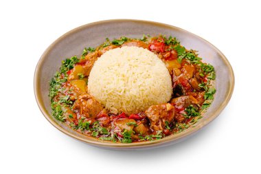 Bu yemek renkli sebzelerle birlikte yumuşak tavuk yahnisi içeriyor, bir tepecik kabarık pirinç üzerinde servis ediliyor ve taze otlarla süsleniyor. Sağlıklı bir yemek için mükemmel..