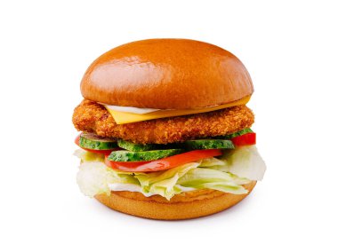 Lezzetli bir çıtır tavuklu sandviç, kızarmış altın tavuklu börek, taze marul, dilimlenmiş domates ve çedar peynirinden oluşur..