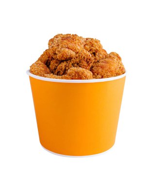 Kızarmış tavuk parçalarıyla dolu büyük turuncu bir kap beyaz arka planda duruyor. Tavuk sulu ve baharatlı görünüyor. Civardaki tüm izleyicileri cezbediyor..