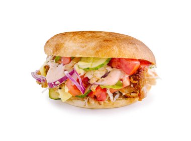 Kızarmış tavuk, taze sebze ve aromalı sosla dolu bir sandviç sade bir arka planda davetkar bir şekilde durur. Dokuların ve renklerin birleşimi onu iştah açıcı yapıyor..