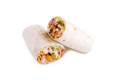 Lezzetli paketler ızgara tavuk, taze sebze ve sosla doldurulur. Renkli malzemeler sergileniyor. Hızlı ve sağlıklı bir yemek için mükemmel..