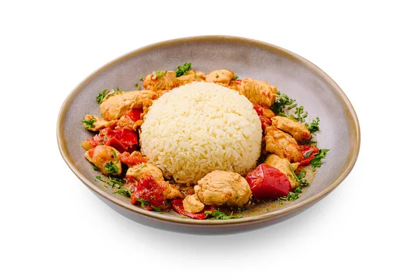 Bu canlı tabak, domates ve otlarla karıştırılmış yumuşak tavuk parçalarını içeriyor, kabarık beyaz pirinç yığınının yanında servis edilerek, her durum için mükemmel bir yemek yaratıyor..