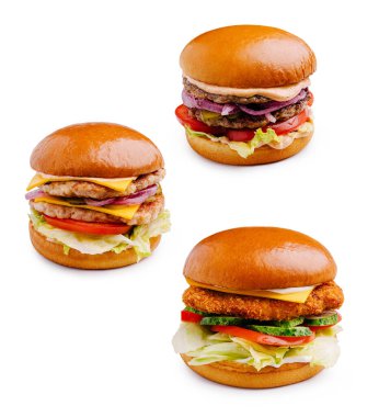 Üç iştah açıcı burger sergileniyor, çeşitli dolgular sergileniyor. Her hamburgerin içinde taze sebzeler, farklı etler ve tost ekmeği var..