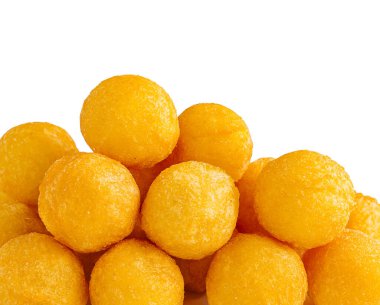 Bir yığın altın peynir topları parlak beyaz bir yüzeyde düzgünce duruyor. Bu çıtır çıtır atıştırmalıklar partilerde ya da tek başına eğlenmek için mükemmel bir lezzet sunuyor..