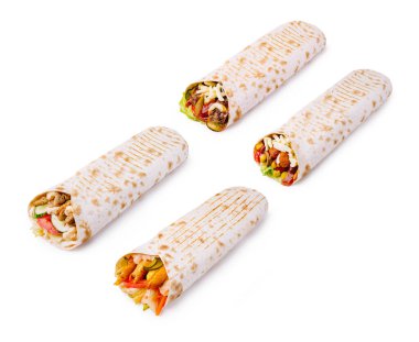 Canlı sebzelerle dolu dört burrito, taze et ve aromalı soslar beyaz arka planda güzelce düzenlenir. Hızlı bir yemek ya da atıştırmalık için mükemmel..