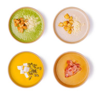 Meydanda dört kase çorba düzenlenir. Her kase farklı bir çorba içeriyor: yeşil, beyaz, turuncu ve sarı. Sıcak bir yemek ya da toplanma için mükemmel..