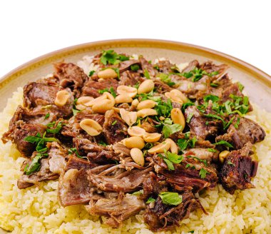 Fıstık ve taze bitkiler serpiştirilmiş yumuşak pirinçli lezzetli bir yemek. Mükemmel pişmiş ve canlı, sizi lezzetli bir yemeğe davet ediyor..