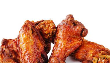 Üç altın-kahverengi tavuk kanadı bir arada, aromalı bir sosla parlıyor. Lezzetli bir aperatif ya da aperatif olarak her türlü toplantıya katılmaya hazırlar..