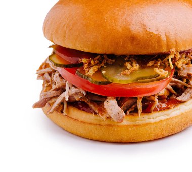 Ağız sulandıran domuz etli sandviç yumuşak et, taze domates, çıtır turşu ve gevrek soğan parçaları yumuşak bir çörekte servis edilir. Günün her saatinde doyurucu bir yemek için mükemmel..