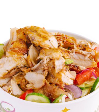 Bir kase doyurucu tavuk salatasında çıtır marul, doğranmış domates ve renkli dolmalık biber karışımı üzerine yumuşak ızgara tavuk parçaları bulunur. Hafif bir öğle yemeği için mükemmel bir seçim..