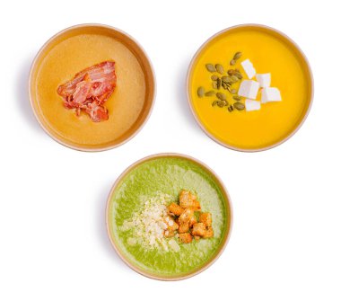 Üç kase enerjik çorba çeşitli lezzet ve dokuları sergiliyor. Çorbalarda kremalı turuncu balkabağı, soslu yeşil ıspanak ve çıtır çıtır bezelye var..