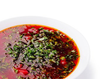 Taze otlar ve doğranmış sebzelerle dolu canlı kırmızı bir çorba. Zengin renkler ve dokular, günün her saati için mükemmel olan rahatlatıcı bir yemeğe davet eder..