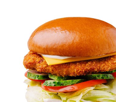 Lezzetli bir çıtır tavuklu sandviç peynirli altın-kahverengi tavuk köftesi, taze domates, salatalık ve kıvırcık kıvırcık salatanın tadını çıkarmaya hazır..