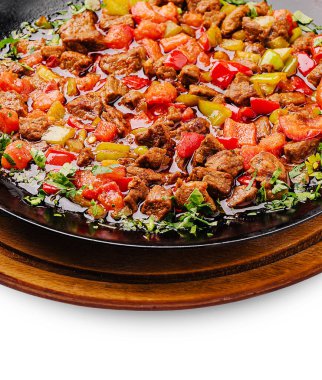 Bir tavada canlı bir sığır kızartması sunulur, yanında doğranmış et, dolmalık biber, domates ve bitkiler bulunur. Yemek renk ve lezzet bakımından zengindir, sağlıklı bir yemek için mükemmeldir..