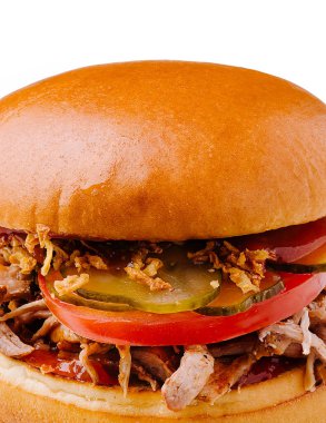 Bu lezzetli sandviçin içinde yumuşak domuz eti, taze dilimlenmiş domates, çıtır çıtır turşu ve gevrek soğan parçaları var. Tatmin edici bir yemek için mükemmel..