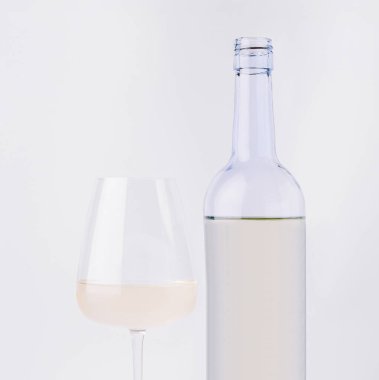 Açılmamış bir şişenin yanında beyaz şarap bulunan berrak bir bardak. Sahnede, şarabın rengini vurgulayan hafif tonlu minimalist bir tasarım yer alıyor. Şarap severler ve etkinlikler için mükemmel..