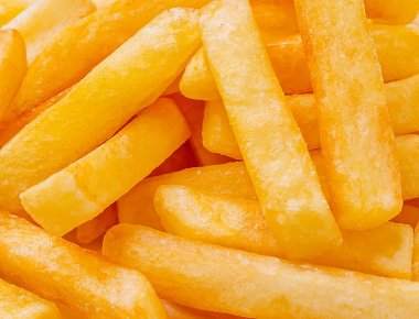 Taze pişmiş altın patatesler, çıtır çıtır dokularını sergiliyorlar. Bu lezzetli abur cuburlar tek başına yemek yemek ya da eğlenmek için mükemmeldir..