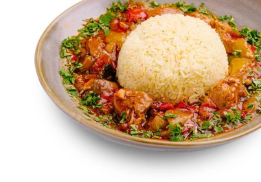 Bir porsiyon kabarık pirinç, et ve sebzelerle yapılan lezzetli bir güvecin yanında oturur, doğranmış otlarla süslenir, hepsi basit ama zarif bir tabakta sunulur..