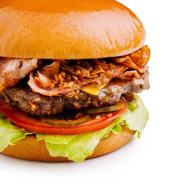 Lezzetli bir burger, üzerinde çıtır tavuk, taze domates, marul ve turşu bulunan kalın bir etli börek içerir. Lezzetli bir yemek için mükemmel..